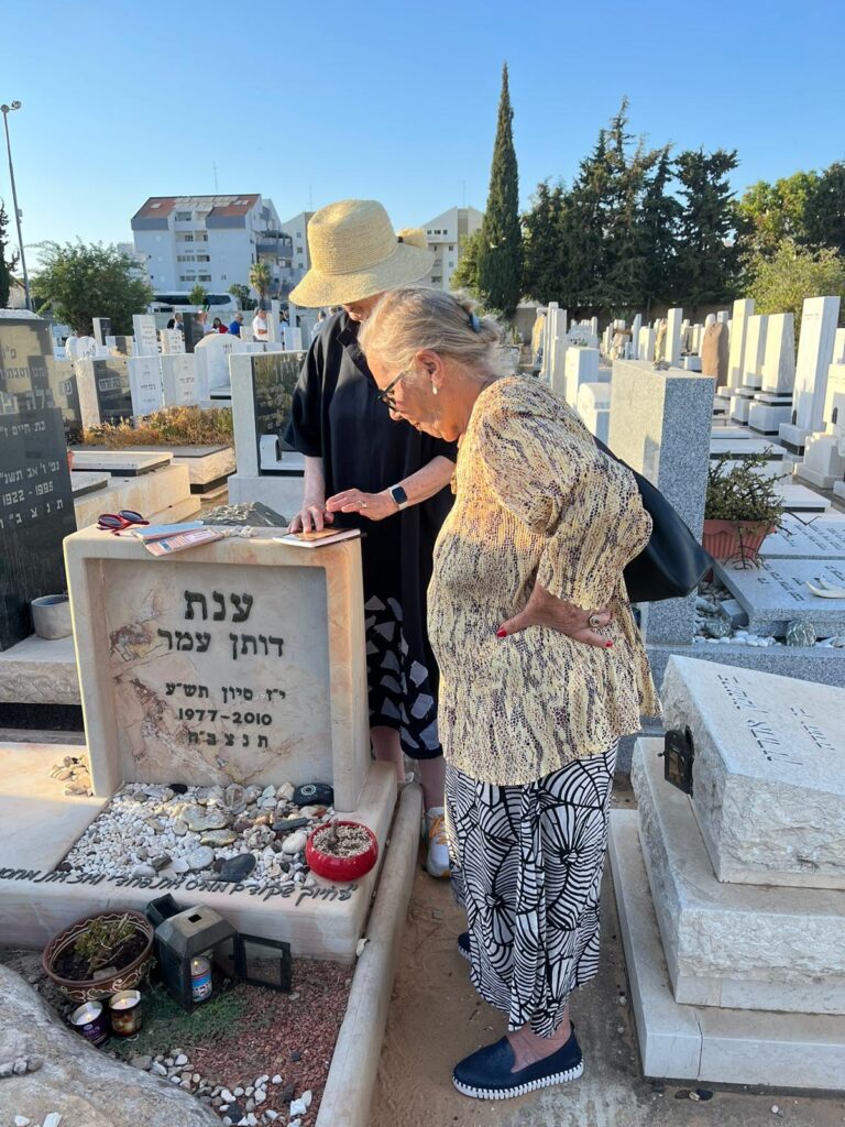 תמונה מתוך: אזכרה לענת ביום הולדתה